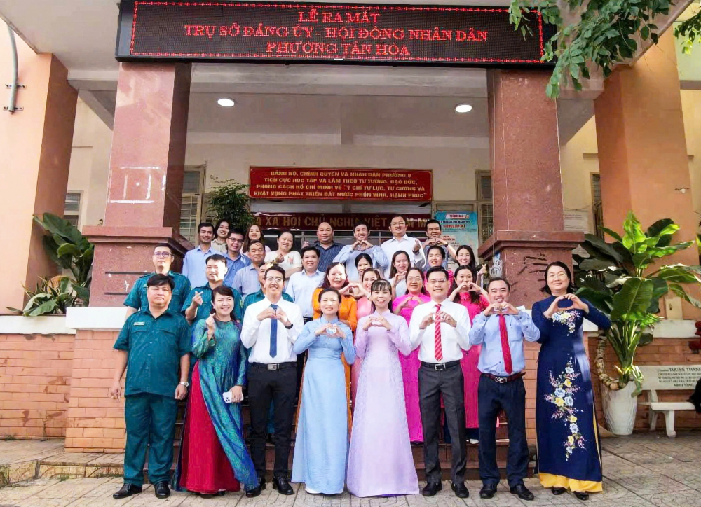 Tập thể cán bộ công chức phường Tân Hòa bày tỏ sự phấn khởi khi mọi hoạt động của phường thông suốt sau hơn nửa tháng vận hành