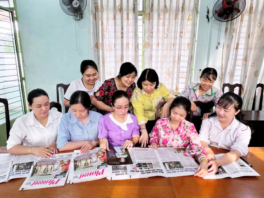 Bà Trần Thị Huyền Thanh (hàng sau, thứ hai từ phải sang) - Bí thư Đảng ủy, Chủ tịch HĐND phường Đông Hưng Thuận - gặp mặt cán bộ nữ sau khi phường Đông Hưng Thuận mới thành lập