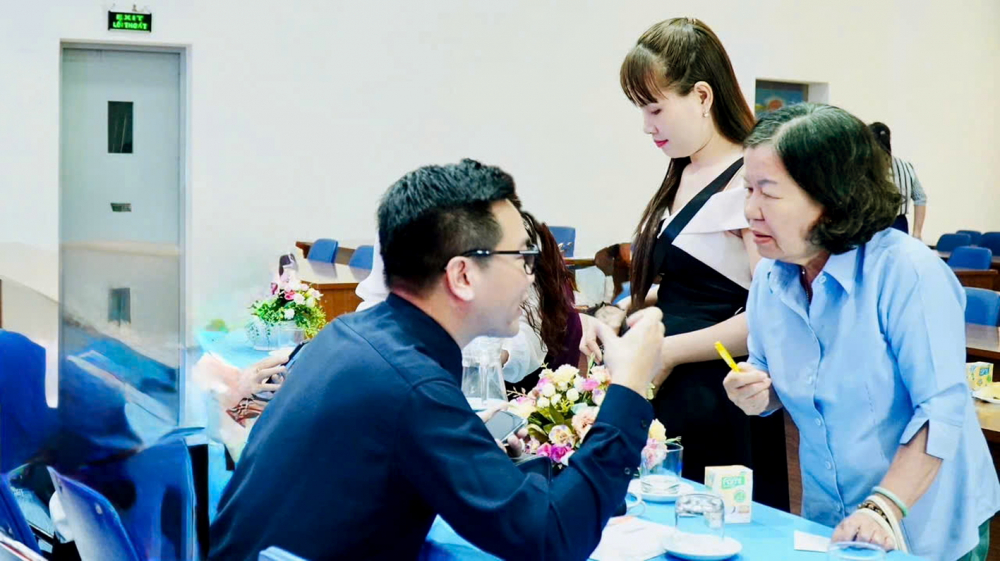 Ký ức bầm tím của những đứa trẻ chưa biết gọi tên nỗi đau Luật sư Nguyễn Hoàng Trung Hiếu trong một buổi tuyên truyền phổ biến pháp luật tại TPHCM - Ảnh do nhân vật cung cấp