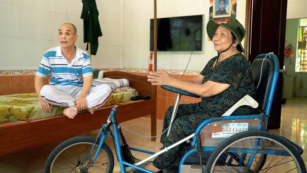 Bài 1: Gửi tuổi đôi mươi lại chiến trường Bà Thạch Thị Lâm trò chuyện cùng các anh em thương bệnh binh ở trung tâm - ẢNH: NGUYỄN QUANG