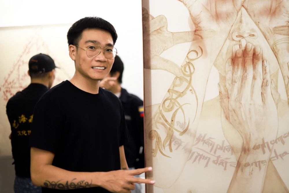 Rapper Wowy tại triển lãm Tận cùng giấc mơ cùng tận kết hợp cùng nghệ sĩ Tuấn Andrew Nguyễn  - ẢNH: DIỄM MI