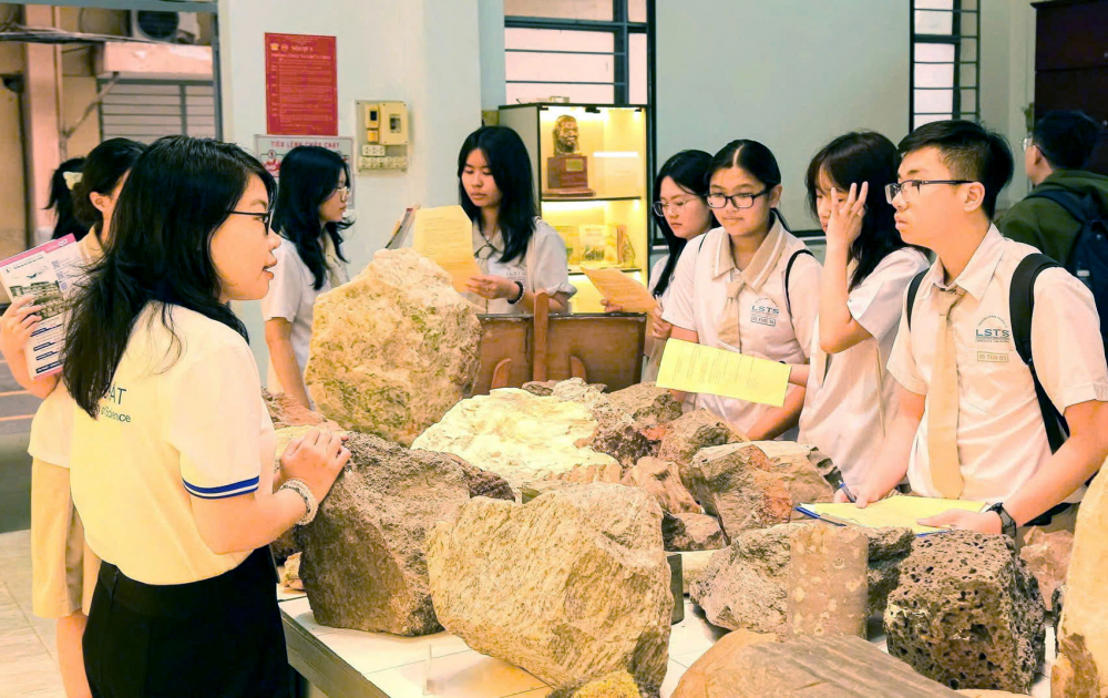 Nghịch lý: ngành cần nhân lực lại thiếu người theo học Học sinh THPT ở TPHCM tham quan phòng trưng bày tại Trường đại học Khoa học tự nhiên (Đại học Quốc gia TPHCM) để tìm hiểu về các ngành khoa học cơ bản - ẢNH: NGUYỄN LOAN