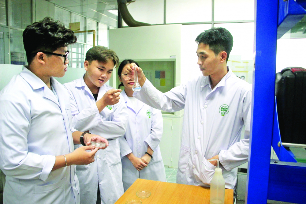 Nghịch lý: ngành cần nhân lực lại thiếu người theo học Một tiết học của sinh viên Viện Khoa học công nghệ và Quản lý môi trường, Trường đại học Công nghiệp TPHCM ẢNH: NGUYỄN LOAN