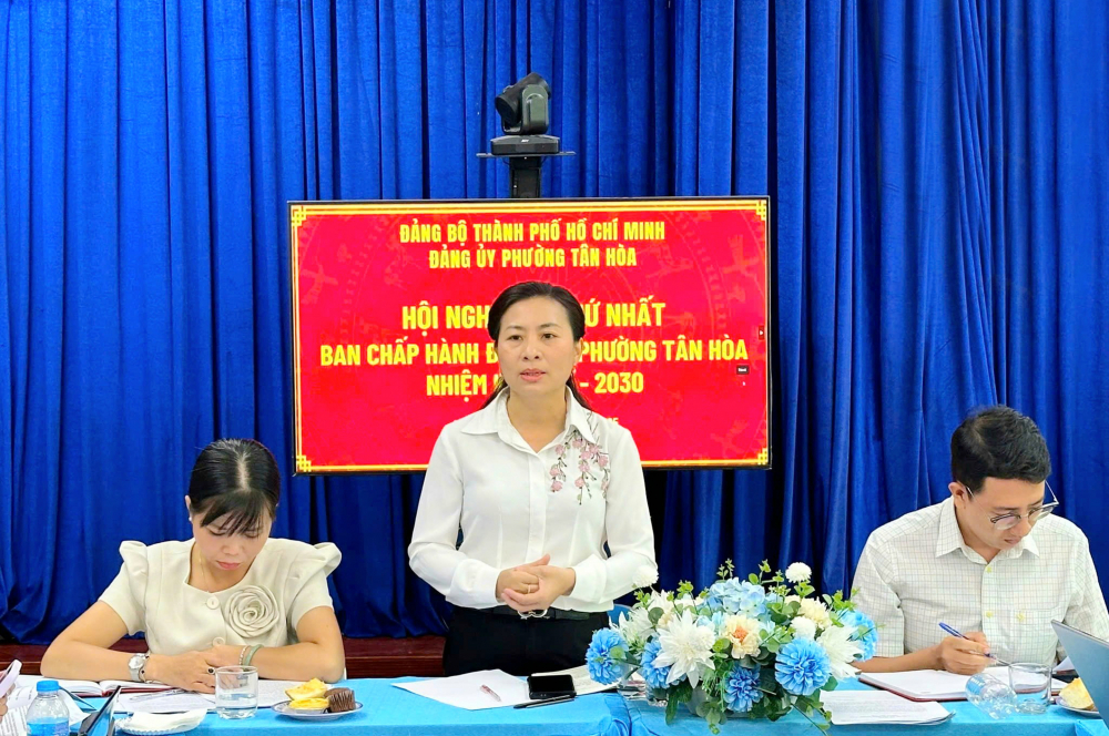 Bà Phan Kiều Thanh Hương điều hành các hoạt động tại phường Tân Hòa trong vai trò là Bí thư Đảng ủy, Chủ tịch HĐND phường