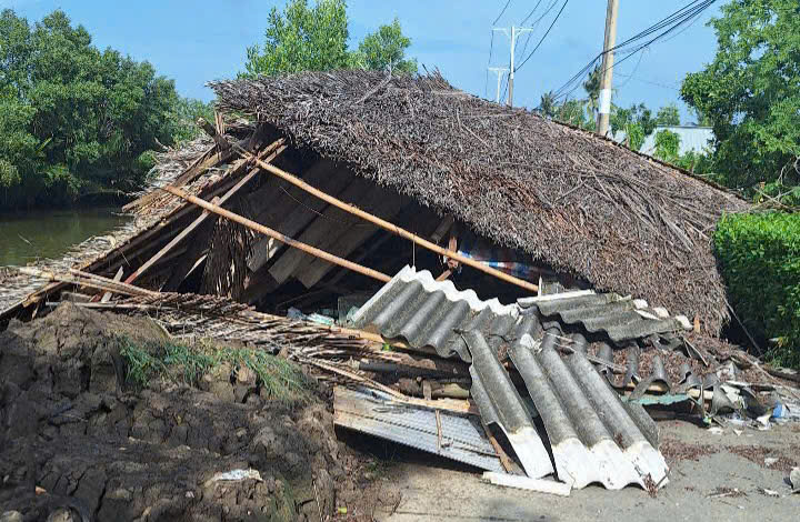 Nhiều nhà dân bị sập và tốc mái do lốc xoáy... Ảnh: CTV