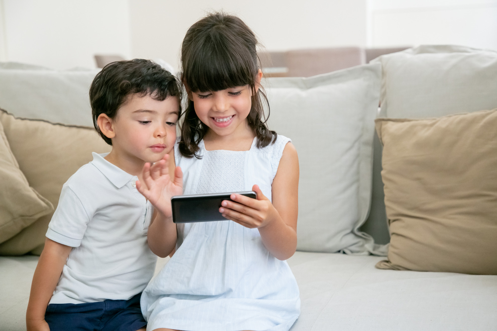 Xa nhau, nhiều gia đình chỉ nhìn nhau qua màn hình điện thoại. Ảnh: Freepik