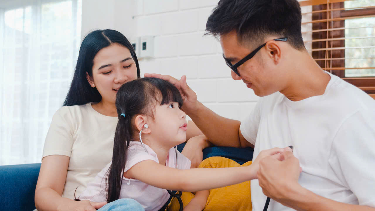Cha mẹ nào cũng mong muốn được đồng hành cùng con trong mọi khoảnh khắc. Ảnh: Freepik
