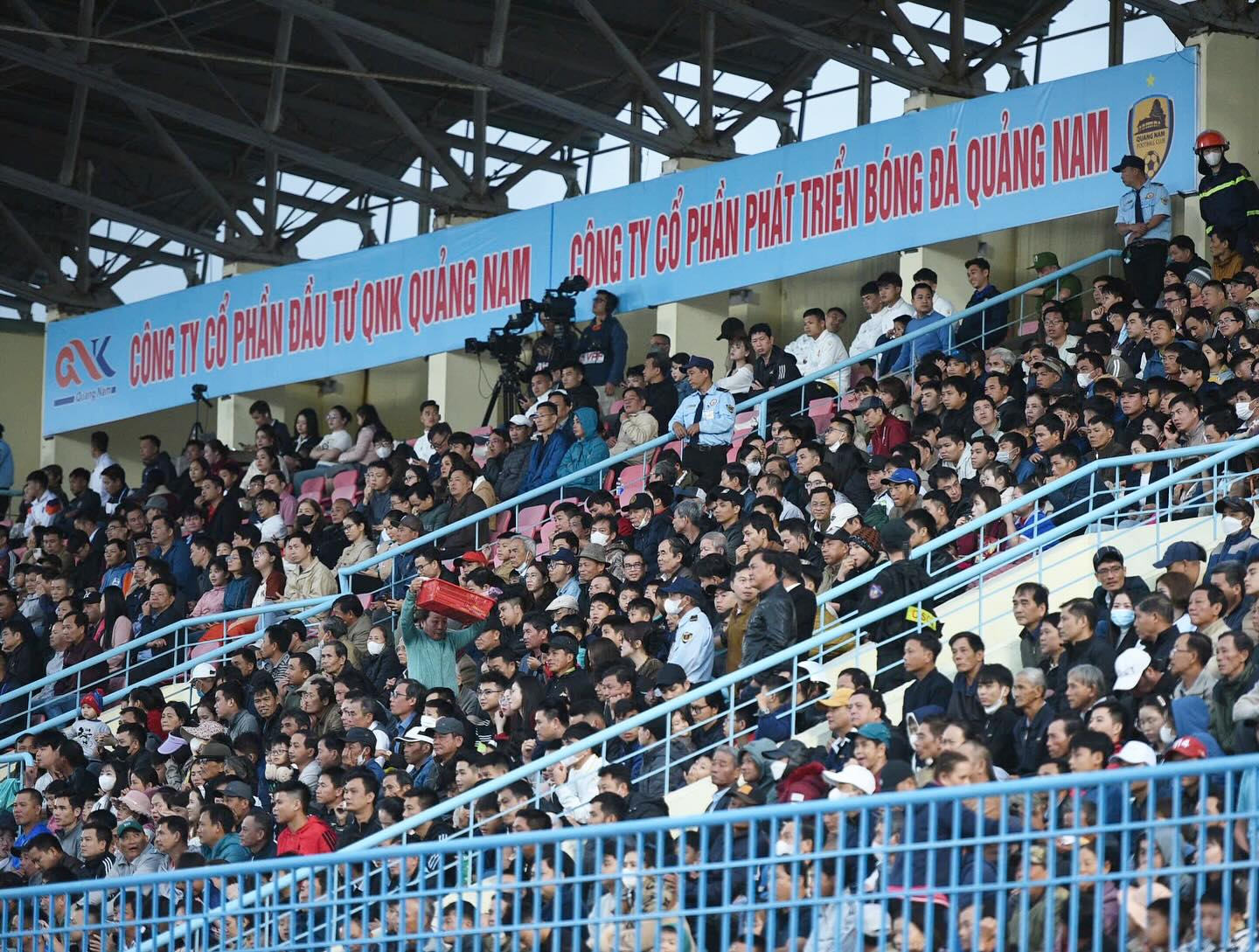 Người hâm mộ theo dõi CLB Quảng Nam thi đấu_Ảnh: Quang Nam Football Club