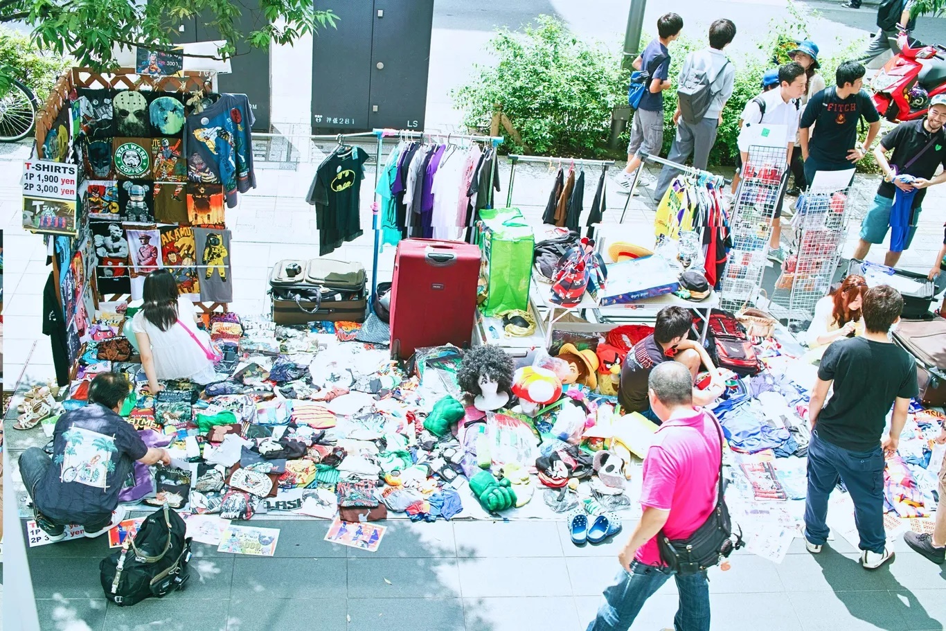 Chợ trời Mottainai. Chợ chuyên bán hàng tái sử dụng. Hầu hết sản phẩm đều có giá mềm và còn tốt. Ở đây có: đĩa CD, tạp chí, sách, đồ chơi, mô hình anime, quần áo, đồ dùng nhà bếp , đồ gốm… Khách tham quan cũng có thể quyên góp quần áo và vật dụng đã qua sử dụng tại góc thu gom trong chợ. Ban tổ chức sẽ bán các mặt hàng này tại phiên chợ tiếp theo. Chợ họp  từ 10g  đến 16g ngày Chủ Nhật đầu tiên của tháng ở công viên Nakano Central hoặc địa điểm khác - Ảnh: Keiichi Yasu