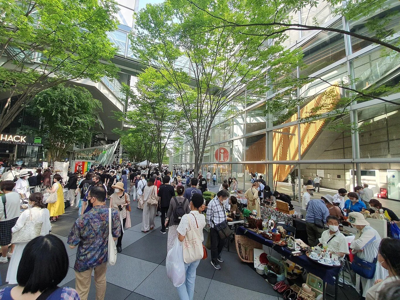 Chợ trời Yurakucho. Chợ này khá nhỏ với khoảng 50 đến 80 gian hàng. Du khách dễ dàng tìm thấy: đồ gốm, tranh vẽ, bưu thiếp, trang sức, quần áo và giày dép. Người bán hàng sẵn sàng cho trả giá và trả lời về nguồn gốc sản phẩm. Chợ họp bên ngoài tòa nhà Tokyo International Forum từ 10g - 16g ngày Chủ Nhật, thứ 2 hoặc thứ 4 hàng tháng - Ảnh: Cyed