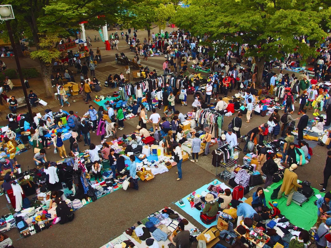 Chợ trời công viên Yoyogi. Chợ không có lịch họp cố định hàng tháng và thường họp vào cuối tuần khi thời tiết tốt. Ở đây có từ 200 đến 300 gian hàng bán: đồ cổ kích thước nhỏ, đĩa than, đồ trang sức,  đồ thủ công truyền thống… Chợ họp từ 9g - 15g ở công viên Yoyogi - Ảnh: Guilhem Vellut 