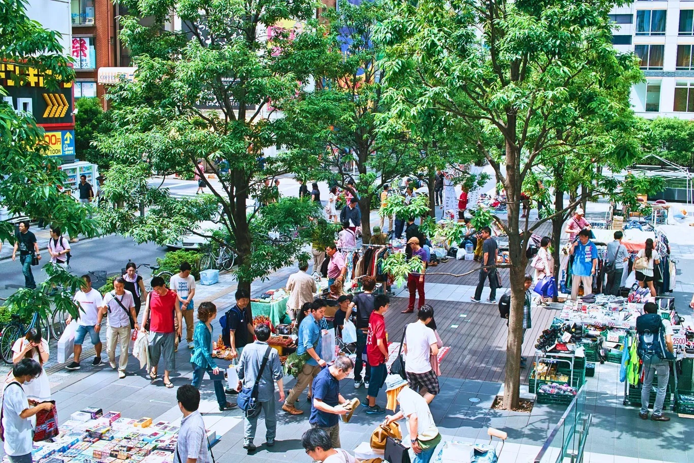 Thời điểm tốt nhất để ghé các chợ trời ở Tokyo là vào sáng cuối tuần. Du khách nhớ xem thời tiết trước khi đến. Nếu trời đẹp thì đến trước 9 giờ sáng để tránh đông đúc và săn được vài món đồ cổ quý hiếm - Ảnh: Keiichi Yasu