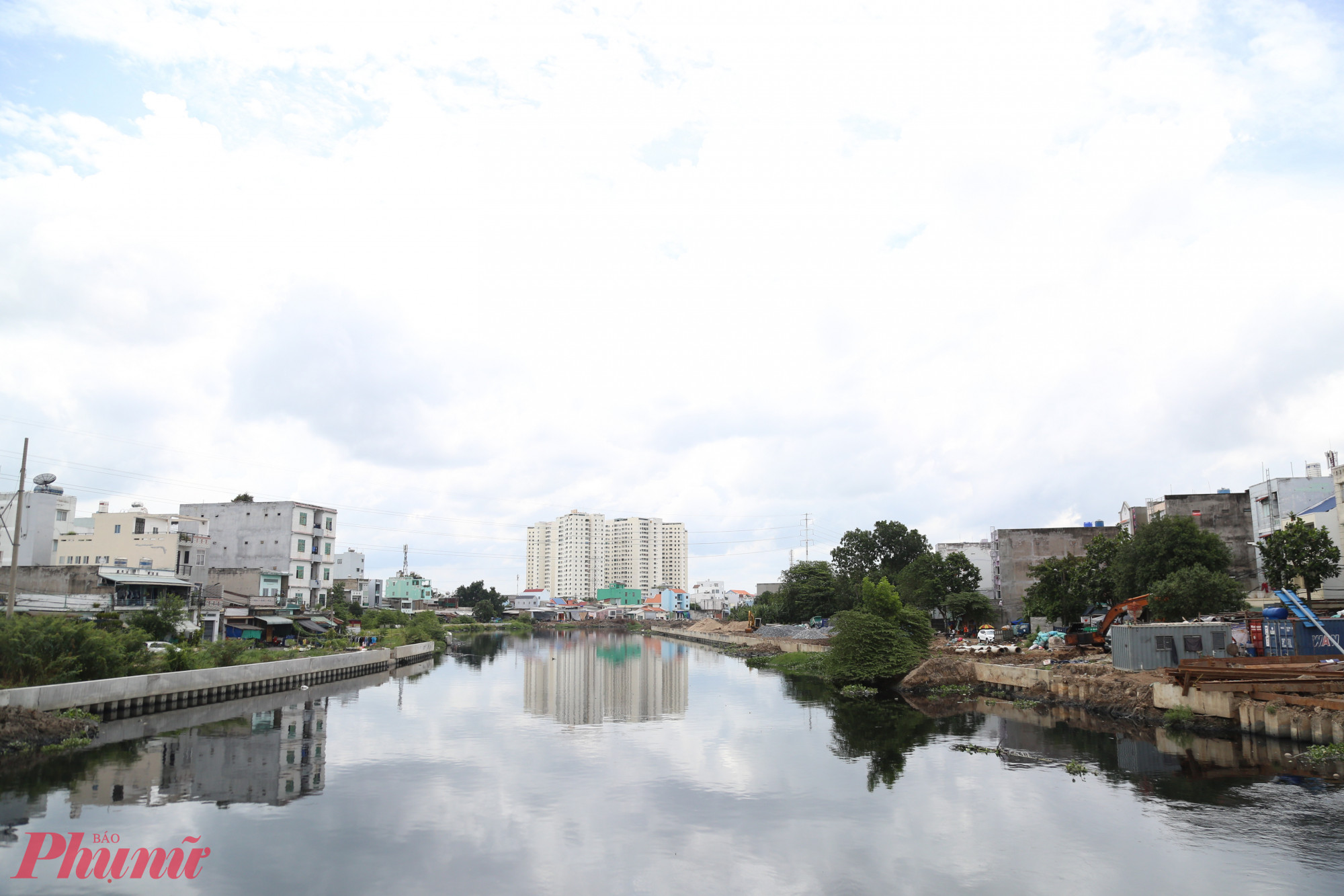 Bước sang giai đoạn 2 – giai đoạn cải tạo trọng điểm – tiến độ thi công hiện đạt hơn 52,6%. Theo Ban Quản lý dự án đầu tư xây dựng hạ tầng đô thị TPHCM (chủ đầu tư), toàn bộ dự án được chia thành 10 gói thầu xây lắp, trong đó gói nhỏ nhất có giá trị 330 tỷ đồng, lớn nhất hơn 1.000 tỷ đồng. 9 gói đầu tiên được khởi công đồng loạt từ tháng 2/2023, riêng gói thầu số 10 khởi công trễ vào tháng 1/2024 do vướng mắc về thiết kế và hồ sơ kỹ thuật. 