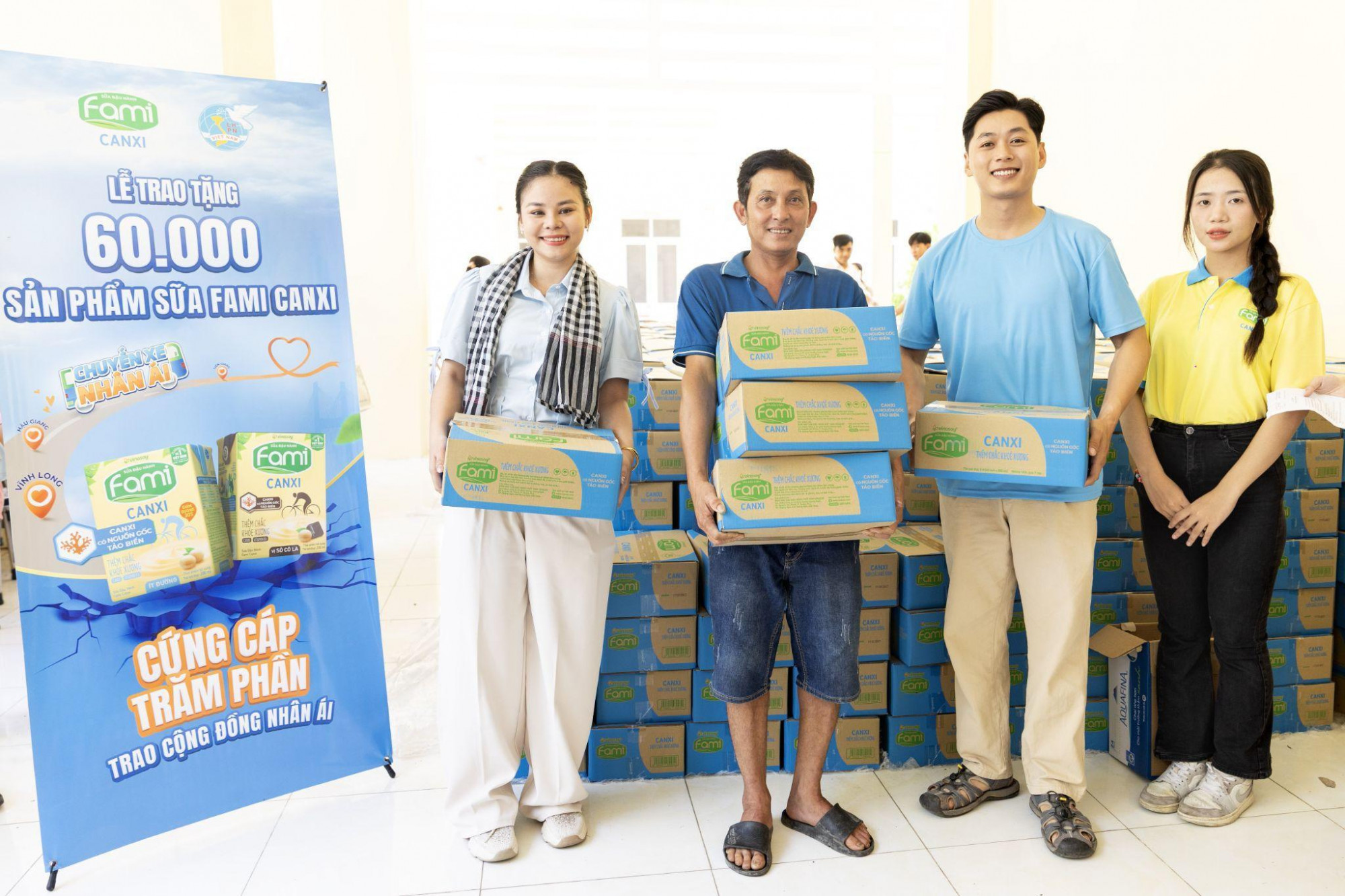 Mỗi hộp sữa Fami Canxi trao đi là một lời chúc bà con vững vàng hơn, để đời sống mưu sinh bớt nhọc nhằn và tinh thần thêm “cứng cáp trăm phần” - Ảnh: Vinasoy