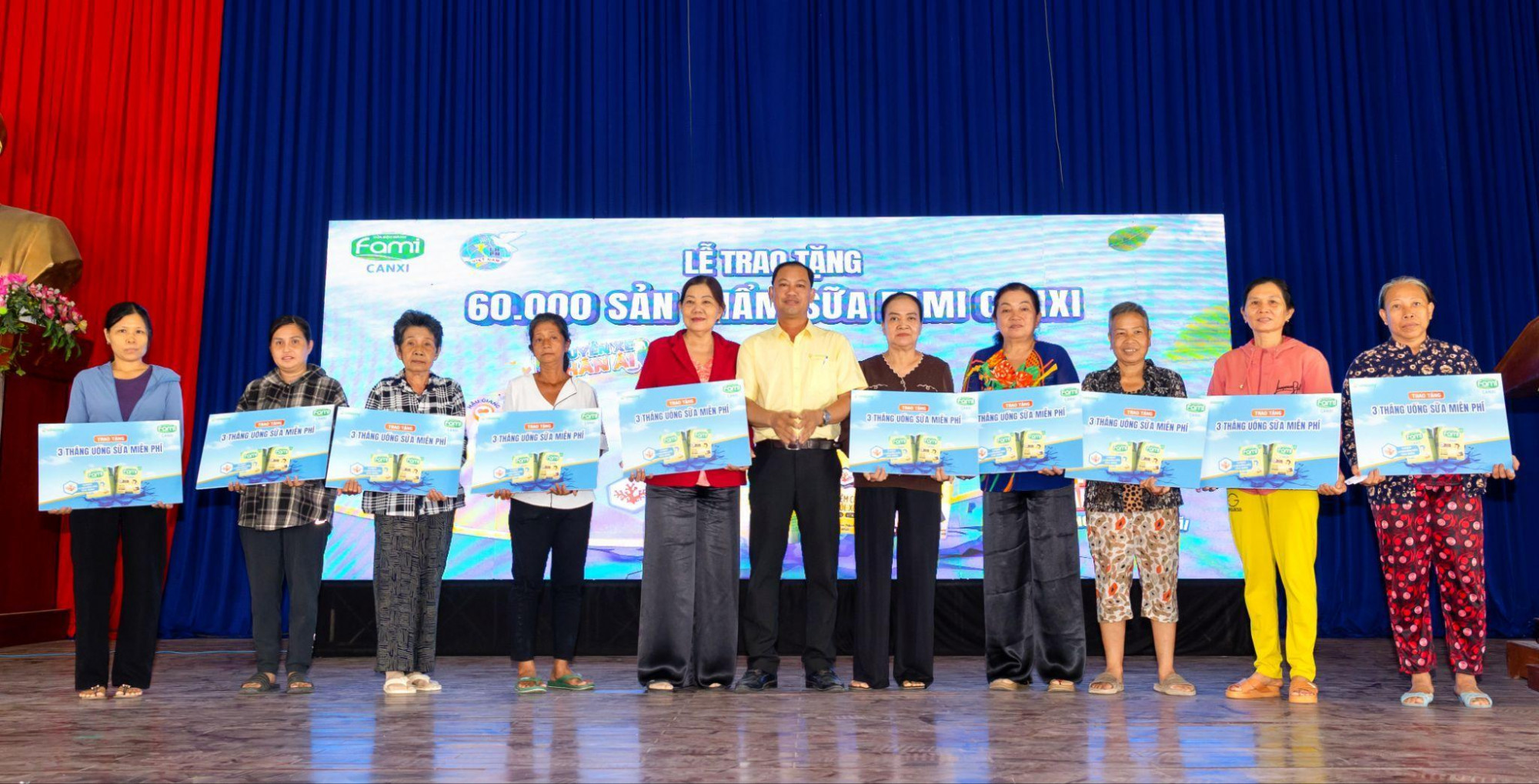 Năm thứ ba Fami Canxi đồng hành với “Chuyến xe nhân ái”, lan tỏa yêu thương và nguồn dinh dưỡng thuần lành đến những mái nhà vùng sông nước - Ảnh: Vinasoy