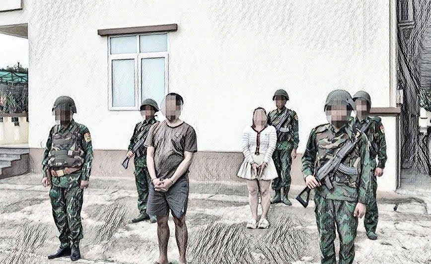 Đưa hai đối tượng người Lào về Đồn Biên phòng Quốc tế Lao Bảo lấy lời khai