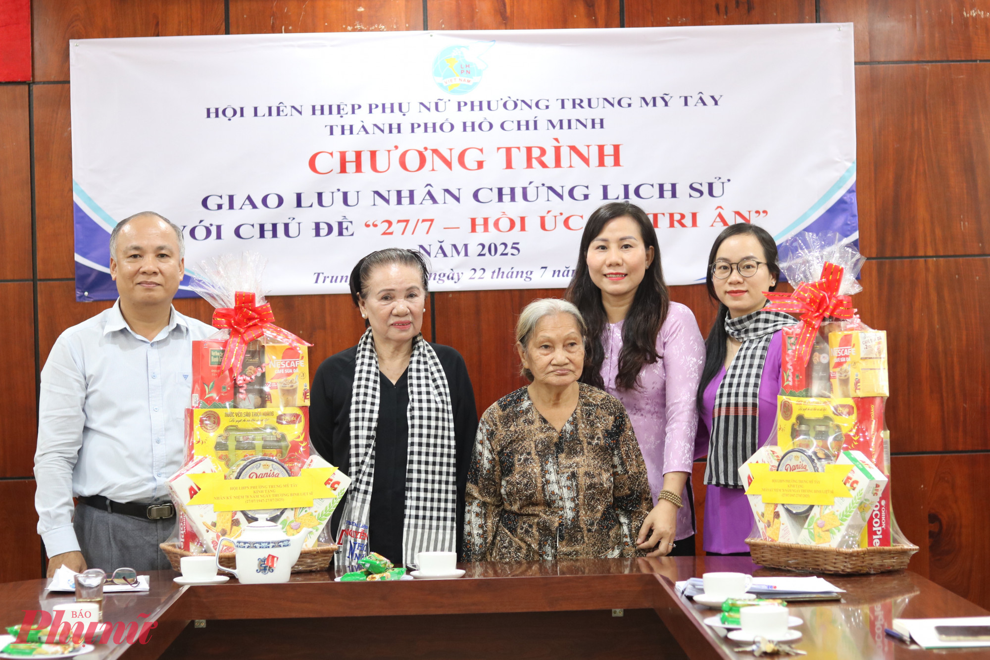 Ông Lê Văn Cường cùng bà Đặng Thị Kim Thoa - Phó chủ tịch Ủy ban MTTQ, Chủ tịch Hội LHPN phường  (thứ 2, từ phải qua) - và bà Nguyễn Thị Ngọc Loan - Phó chủ tịch Hội LHPN phường Trung Mỹ Tây (bìa phải) - trao quà tri ân đến 2 nhân chứng lịch sử tại chương trình