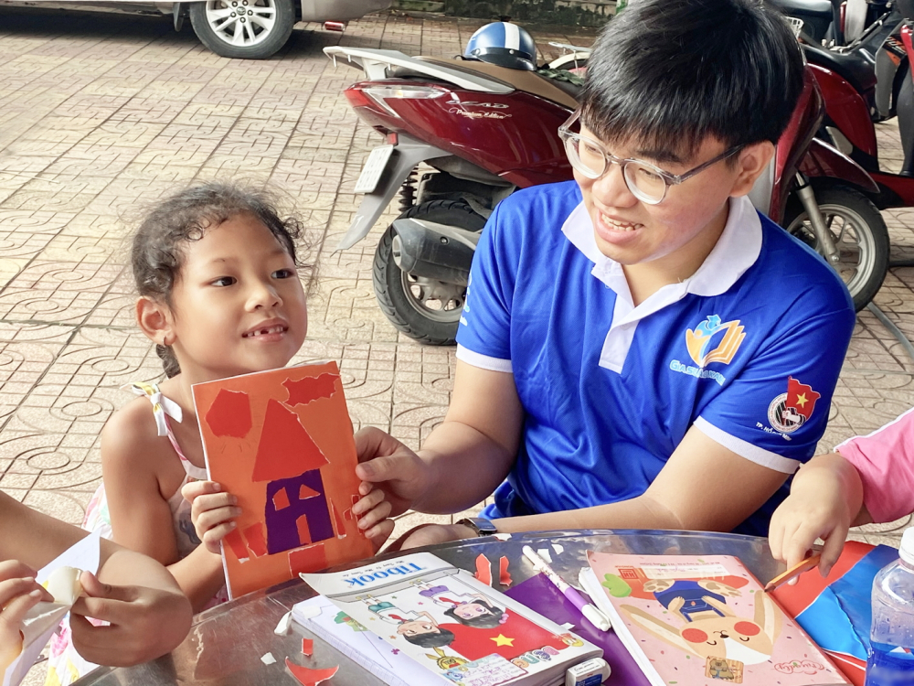 Học sinh tại Khu lưu trú văn hóa số 01, xã Đông Thạnh tham gia hoạt động xé giấy dán tranh - ẢNH: NGỌC BỘI
