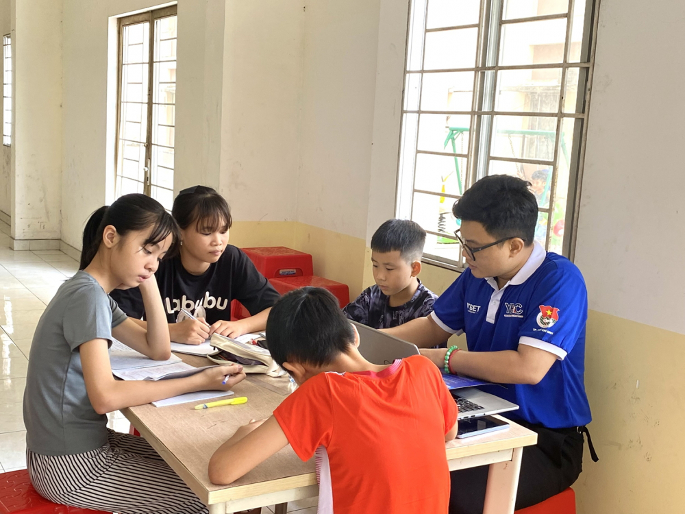 Lớp học tại Khu lưu trú văn hóa số 51, xã Tân Nhựt được chia theo nhóm để học sinh dễ dàng tiếp thu kiến thức - ẢNH: NGỌC BỘI