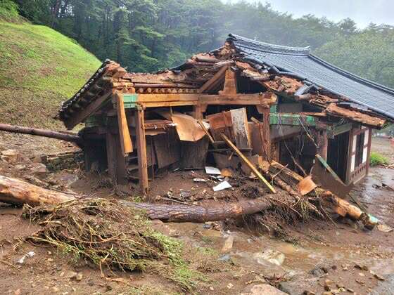 Điện Daeung của chùa Yulgok ở Sancheong, Nam Gyeongsang bị hư hại do lũ lụt trong một bức ảnh được công bố vào ngày 20 tháng 7. [CƠ QUAN DI SẢN HÀN QUỐC]