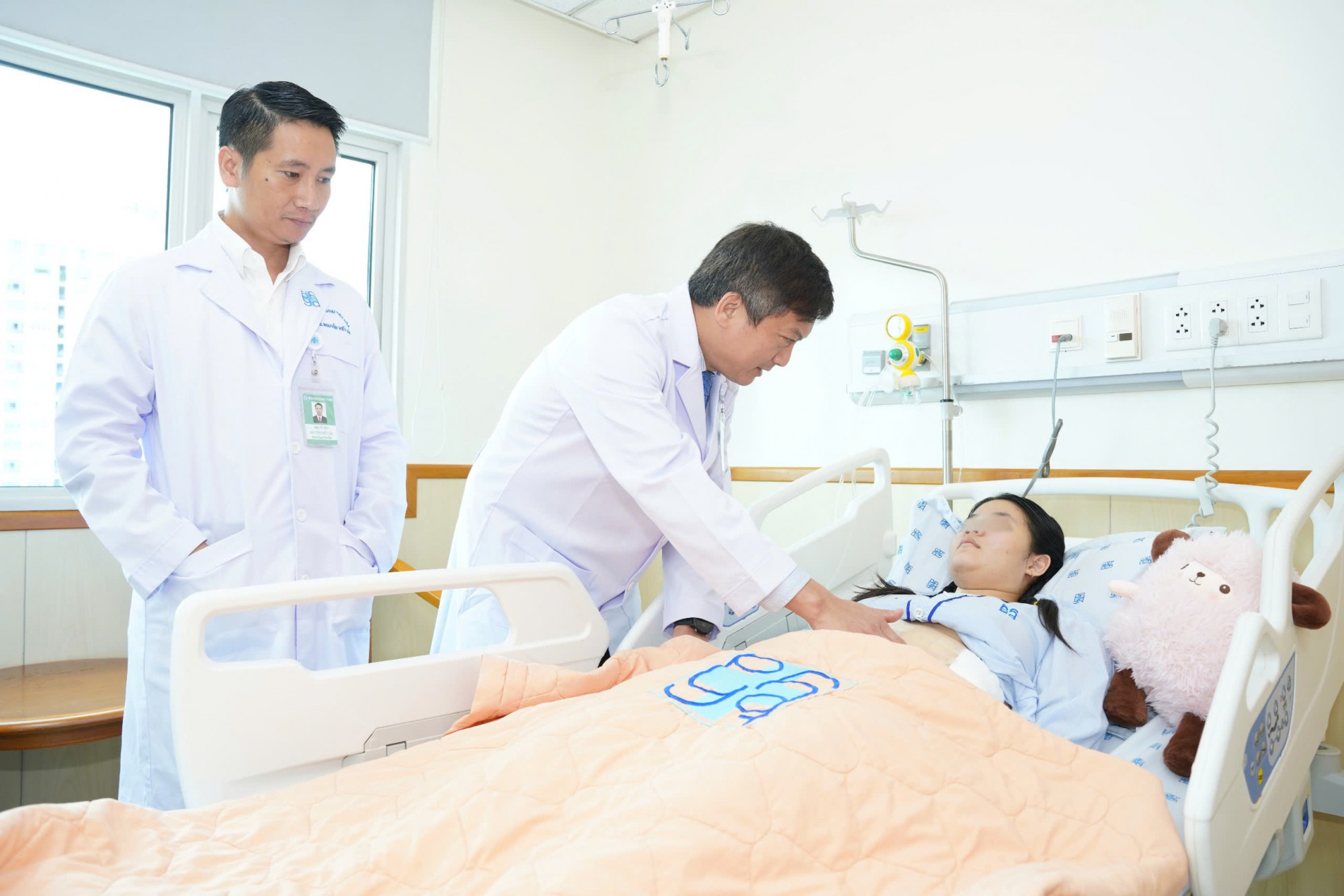 Bệnh nhân được thăm khám sau hành trình điều trị chống lại căn bệnh ung thư dạ dày giai đoạn nặng và kết quả vô cùng khả quan (ảnh: BVCC)