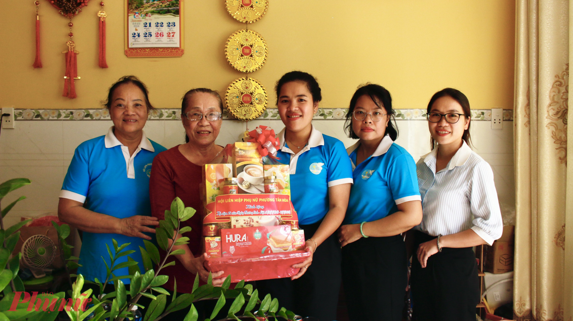 Đoàn đến thăm và tặng quà đến nữ cựu tù chính trị Lưu Thị Hát