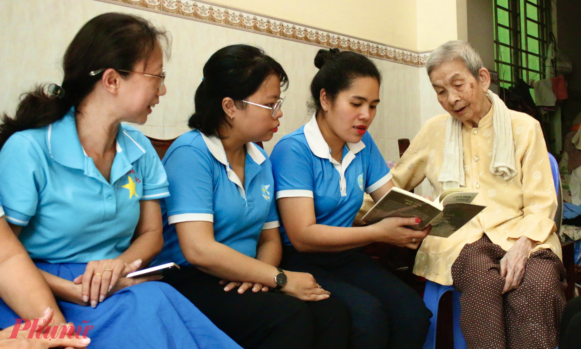 Để khắc ghi lại những dấu ấn lịch sử hào hùng của đời mình, đồng thời truyền lửa cách mạng cho thế hệ sau, bà Tuyết đã viết và xuất bản cuốn hồi ký mang tên “Chút tình gửi lại”.  
