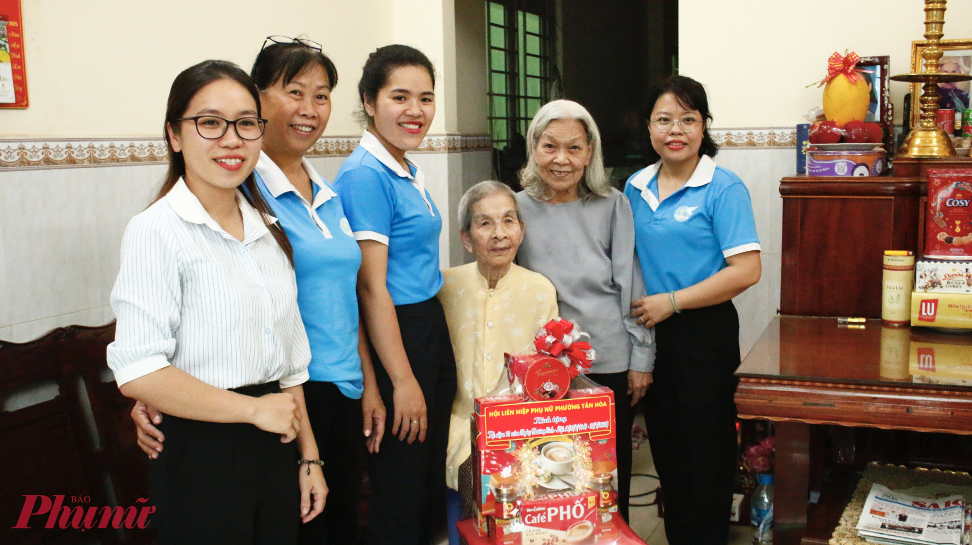Bà Nguyễn Thị Thuỷ Tiên – Chủ tịch Hội LHPN phường Tân Hoà bày tỏ lòng biết ơn sâu sắc đối với những hy sinh, cống hiến to lớn của các cô, các dì trong sự nghiệp đấu tranh giải phóng dân tộc. Đồng thời gửi tặng lời chúc sức khỏe, mong các cô tiếp tục là tấm gương sáng, truyền cảm hứng cho thế hệ trẻ hôm nay.