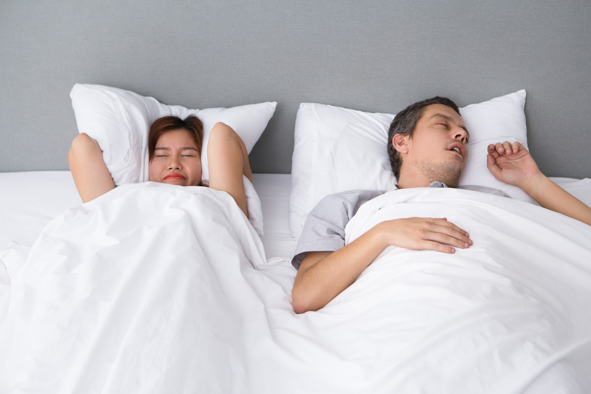 Không phải không yêu chồng nhưng những thay đổi sinh lý giai đoạn tiền mãn kinh, mãn kinh khiến nhiều chị em bị khó ngủ, giảm ham muốn quan hệ khiến việc ngủ chung làm họ bị suy giảm chất lượng sống, thậm chí trầm cảm (ảnh Freepik)