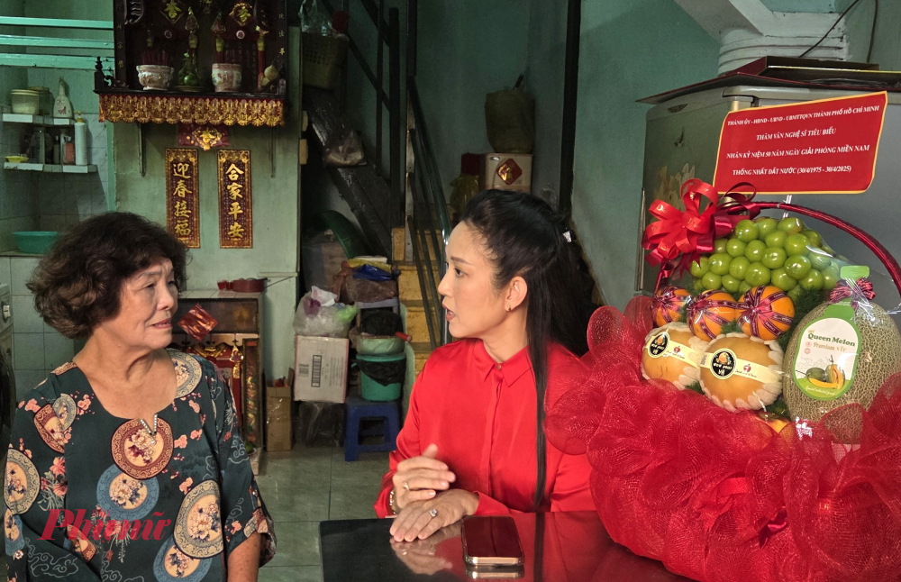 Bà Hoàng Thúy Hà tham gia hoạt động văn nghệ người Hoa từ trước năm 1975 và gắn bó với Đoàn ca kịch Thống nhất Quảng - Triều từ năm 1976 đến nay. Bà đã có nhiều đóng góp gìn giữ, bảo tồn truyền thống tuồng cổ người Hoa nói chung, tuồng cổ Quảng Đông nói riêng. Đặc biệt, bà đã chuyển thể nhiều kịch bản cải lương sang ca kịch Quảng Đông như: Tô Ánh Nguyệt, Đời Cô Lựu, Câu Thơ Yên Ngựa, Nhiếp Chính Ỷ Lan, Tấm Cám, Thoại Khanh Châu Tuấn… 