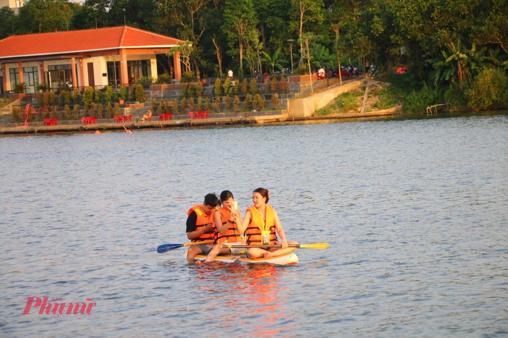 Chị Tâm Nhiên (TP Đà Nẵng) cho biết, đến Huế mà không chèo sup, tắm nước sông Hương quả thiếu xót thật