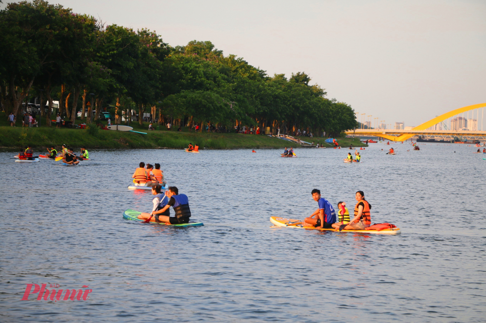 Thời điểm lý tưởng để chèo SUP trên sông Hương là lúc bình minh lên và khi mặt trời lặn. Lúc này thời tiết dịu nhẹ