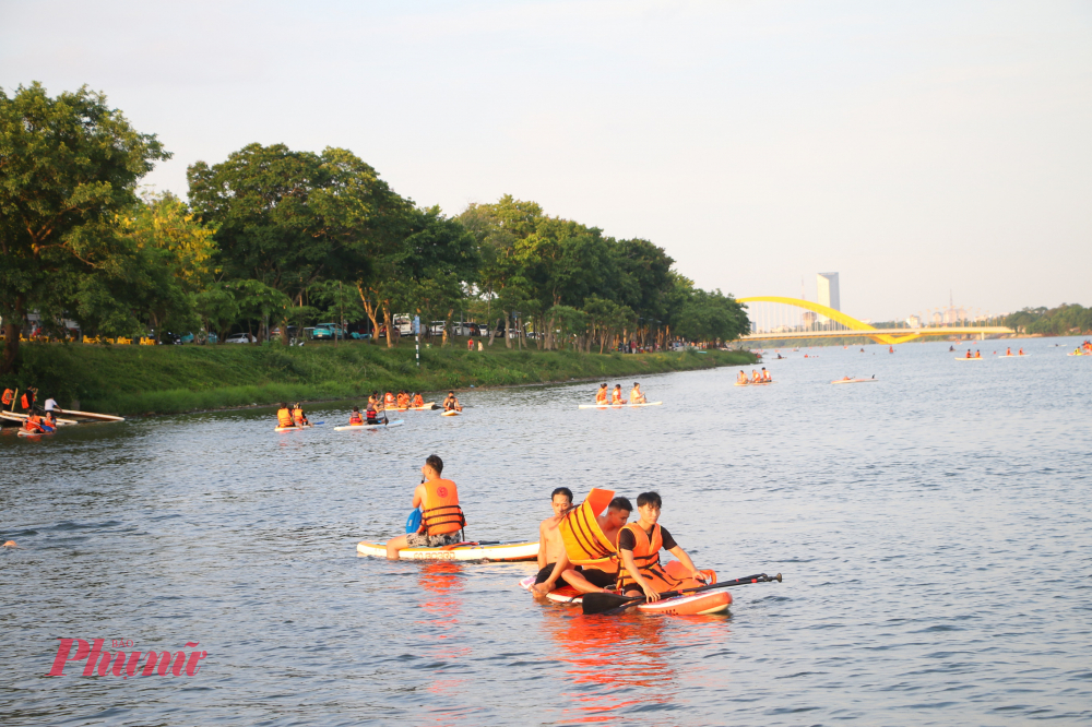 Các bạn trẻ thích thú ghi lại khung cảnh lúc bình minh trên dòng sông Hương. Bến cho thuê thiết bị nằm ở công viên Bùi Thị Xuân nằm bên dòng sông Hương cách cầu Trường Tiền khoảng 2 km. 