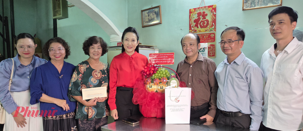 Đoàn công tác TPHCM thăm bà Hoàng Thúy Hà