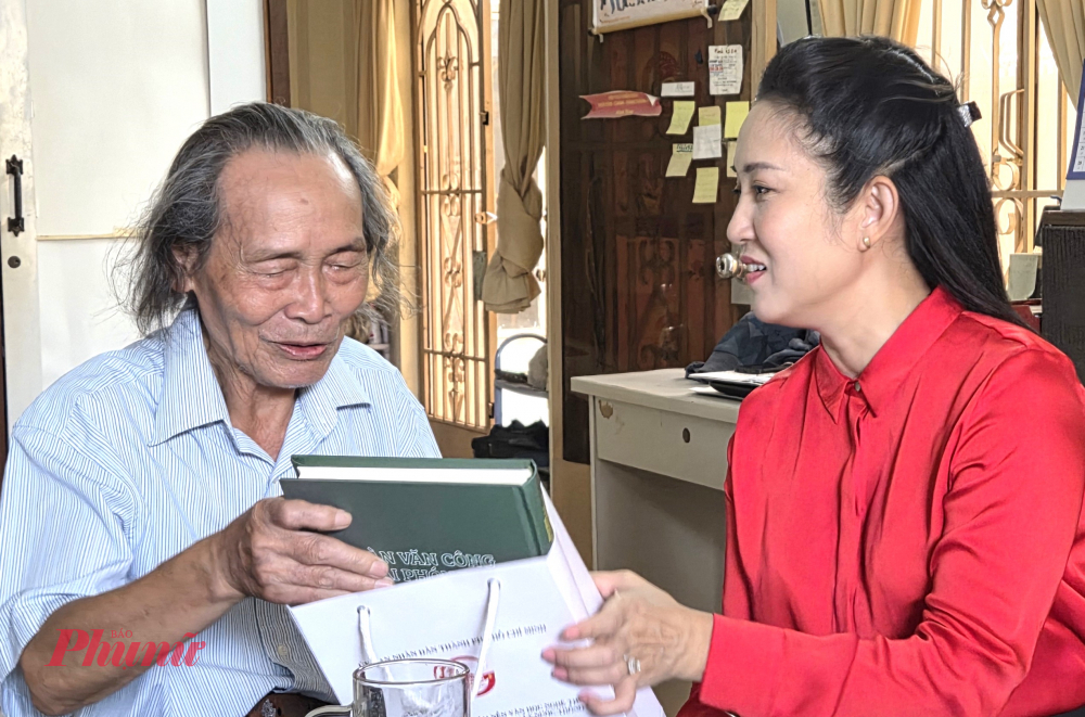NSND Thanh Thúy tặng NSND Xuân Hanh 