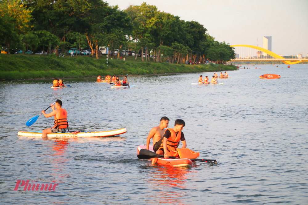 Từ đây, du khách có thể chèo sup hướng về cầu Trường Tiền ngắm nhìn cảnh quan hai bên bờ sông Hương, cầu đi bộ gỗ lim.