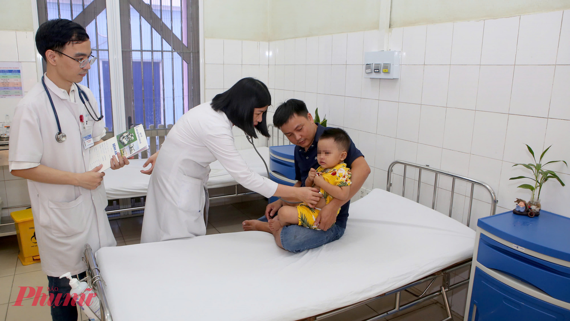 Bác sĩ thăm khám cháu  N.T.T. M trước giờ ra viện