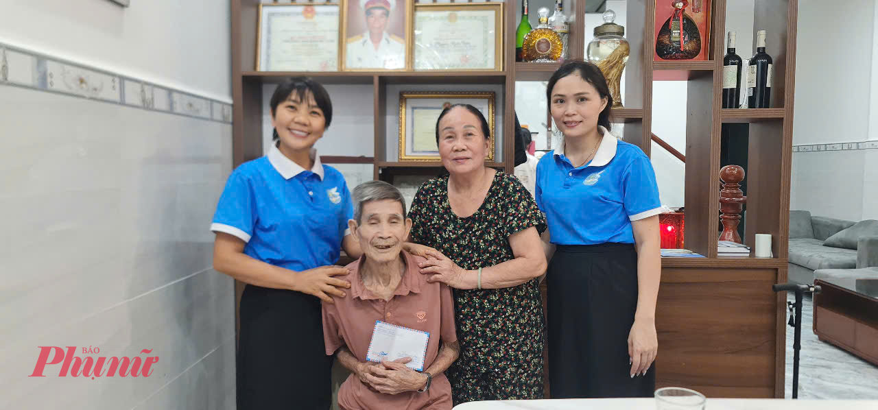 Hội LHPN đặc khu Côn Đảo đến thăm ông Nguyễn Xuân Viên, là cựu tù chính trị Côn Đảo. 