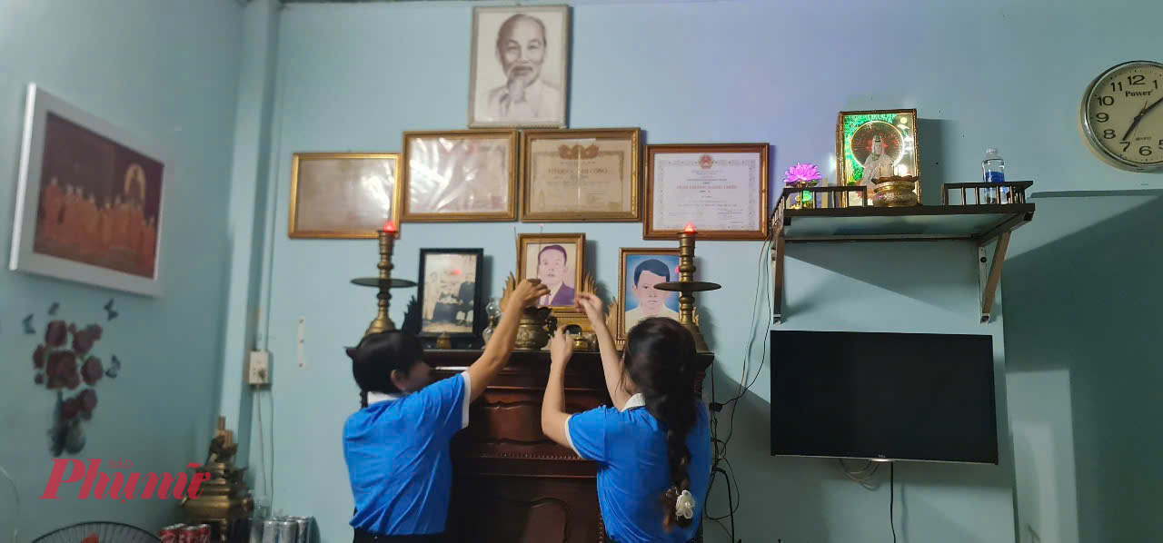 Cán bộ Hội LHPN đặc khu Côn Đảo thắp hương tưởng nhớ, tri ân các anh hùng liệt sĩ đã hy sinh nhân kỷ niệm 78 năm Ngày Thương binh - Liệt sĩ (27/7/1947 – 27/7/2025)