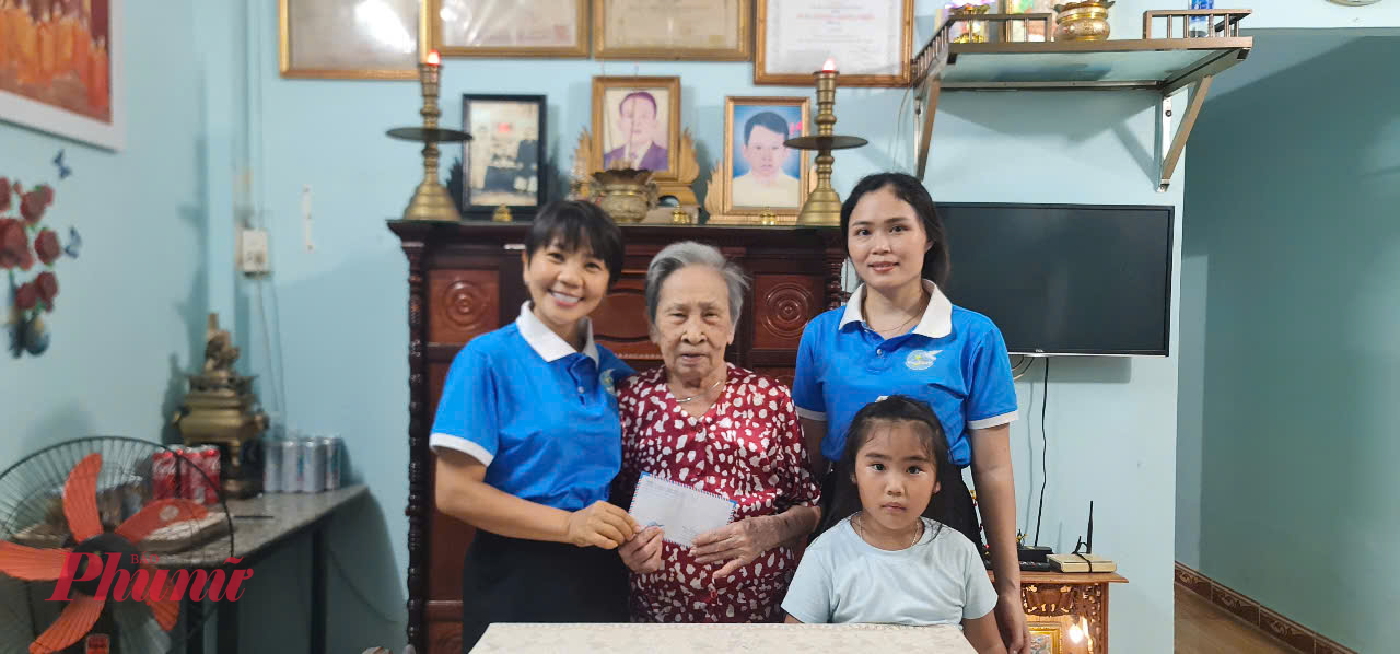 Hội đến thăm các gia đình chính sách, đặc biệt là đến thăm các dì là vợ liệt sĩ