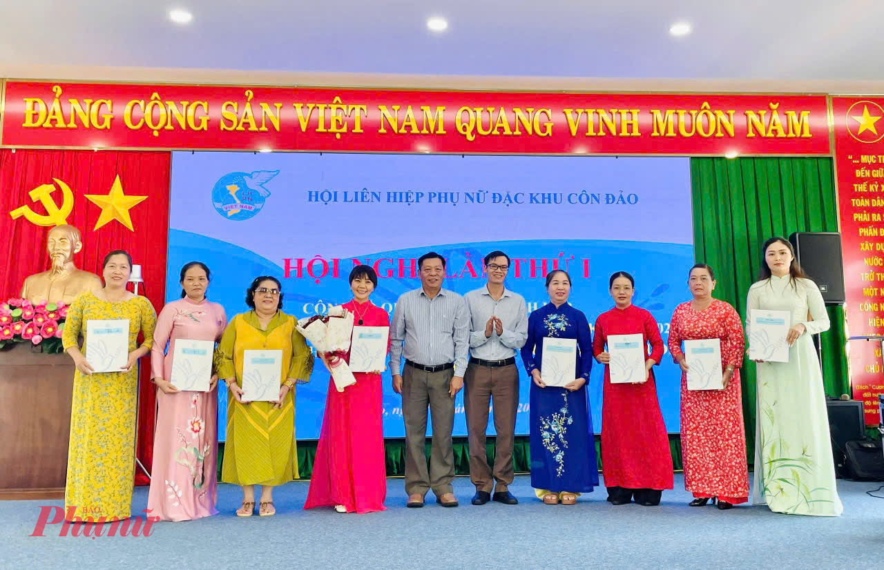 Tại hội nghị đã trao các quyết định thành lập, chỉ định các chức danh lãnh đạo Hội LHPN đặc khu Côn Đảo 