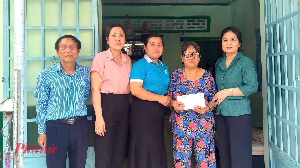 Đoàn Ủy ban MTTQ đến thăm, động viên và gửi tặng 1 phần kinh phí giúp gia đình bị ảnh hưởng do dông lốc 