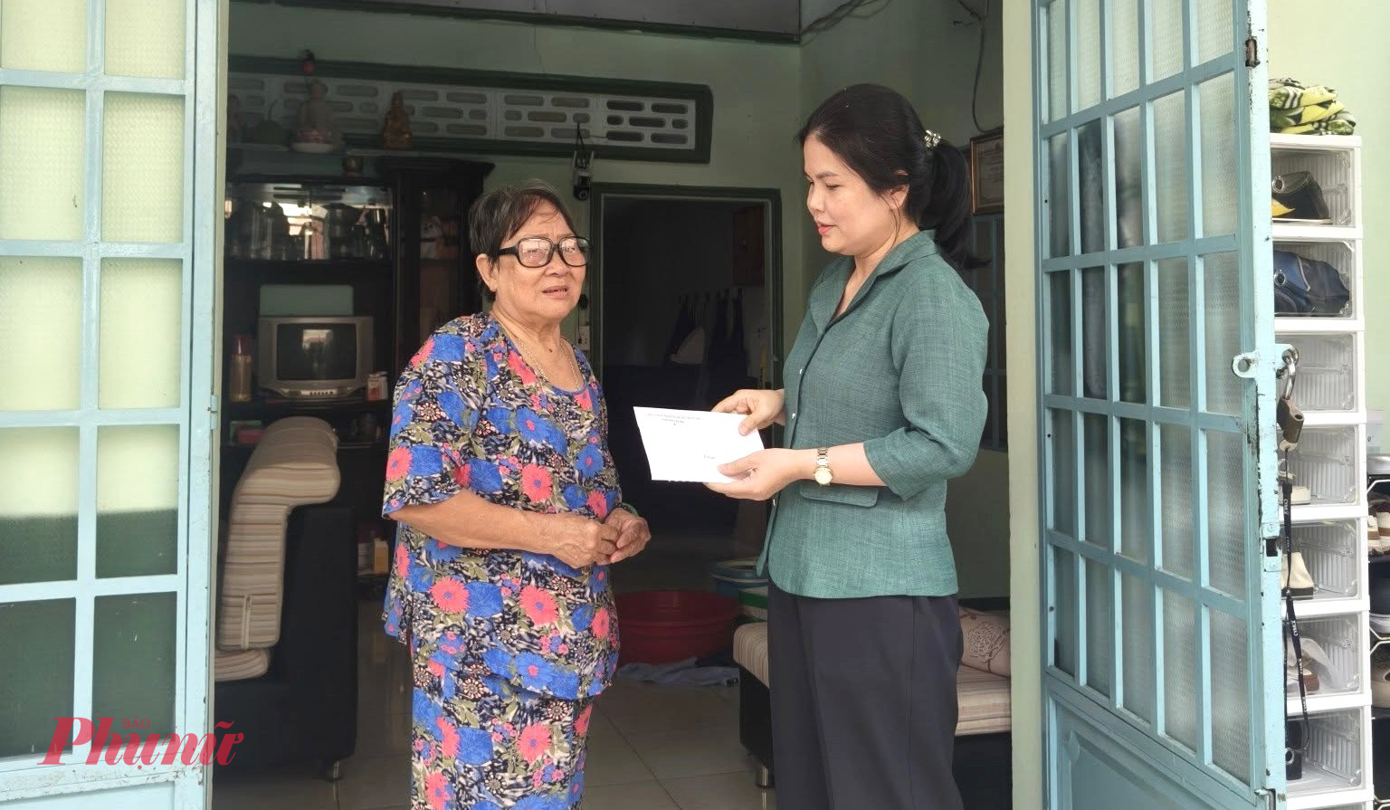 Bà Lê Thị Bích Liên - Chủ tịch Ủy ban MTTQ Việt Nam phường Bà Rịa - đến thăm, động viên gia đình bà Phạm Thị Hoa