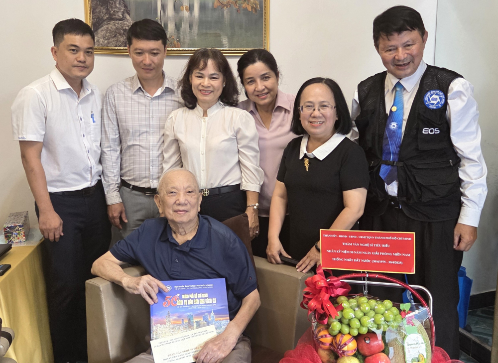 Đoàn đến thăm nghệ sĩ nhiếp ảnh Nguyễn Triệu Hùng Ông sinh năm 1931; 65 năm tuổi đảng (năm 2022); Làm việc tại Văn phòng Tổng cục Chính trị và Cục Tuyên huấn; Phóng viên nhiếp ảnh báo Quân đội nhân dân (1962 - 1981); Thư ký tòa soạn báo Quân đội nhân dân tại Thành phố Hồ Chí Minh (1981 - 1990); Biên tập viên Thư ký tòa soạn báo Quân đội nhân dân (Giai đoạn 1992 - 1998); Nguyên Thư ký tòa soạn Tạp chí Ánh sáng Đẹp của Hội Nhiếp ảnh Thành phố Hồ Chí Minh, hiện nay đang sinh hoạt Chi bộ Hội Nhiếp ảnh Thành phố. Ông được tặng Huân chương chiến thắng hạng 3 (Tổng kết thời kỳ kháng chiến chống Pháp); Huân chương chiến sĩ vẻ vang hạng 3 - 2 - 1; Huân chương Quân công hạng 3 (Tổng kết thời kỳ phục vụ trong quân đội); Huân chương kháng chiến chống Mỹ hạng nhất; Huân chương lao động hạng III. Trong quá trình công tác tại Hội Nhiếp ảnh Thành phố đã nhận được bằng khen của Ủy ban nhân dân Thành phố (năm 2007) và kỷ niệm 25 năm thành lập Hội (2006).