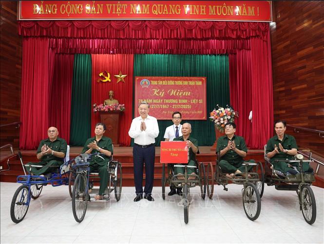 Nhân kỷ niệm 78 năm Ngày thương binh liệt sĩ (27/7/1947 - 27/7/2025), chiều 15/7/2025, Tổng bí thư Tô Lâm cùng Đoàn công tác Trung ương tới thăm hỏi, tặng quà thương binh, bệnh binh tại Trung tâm Điều dưỡng thương binh Thuận Thành (phường Ninh Xá, tỉnh Bắc Ninh) - Ảnh: Thống Nhất/TTXVN