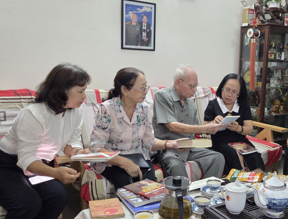 Nhà văn Đoàn Minh Tuấn giới thiệu