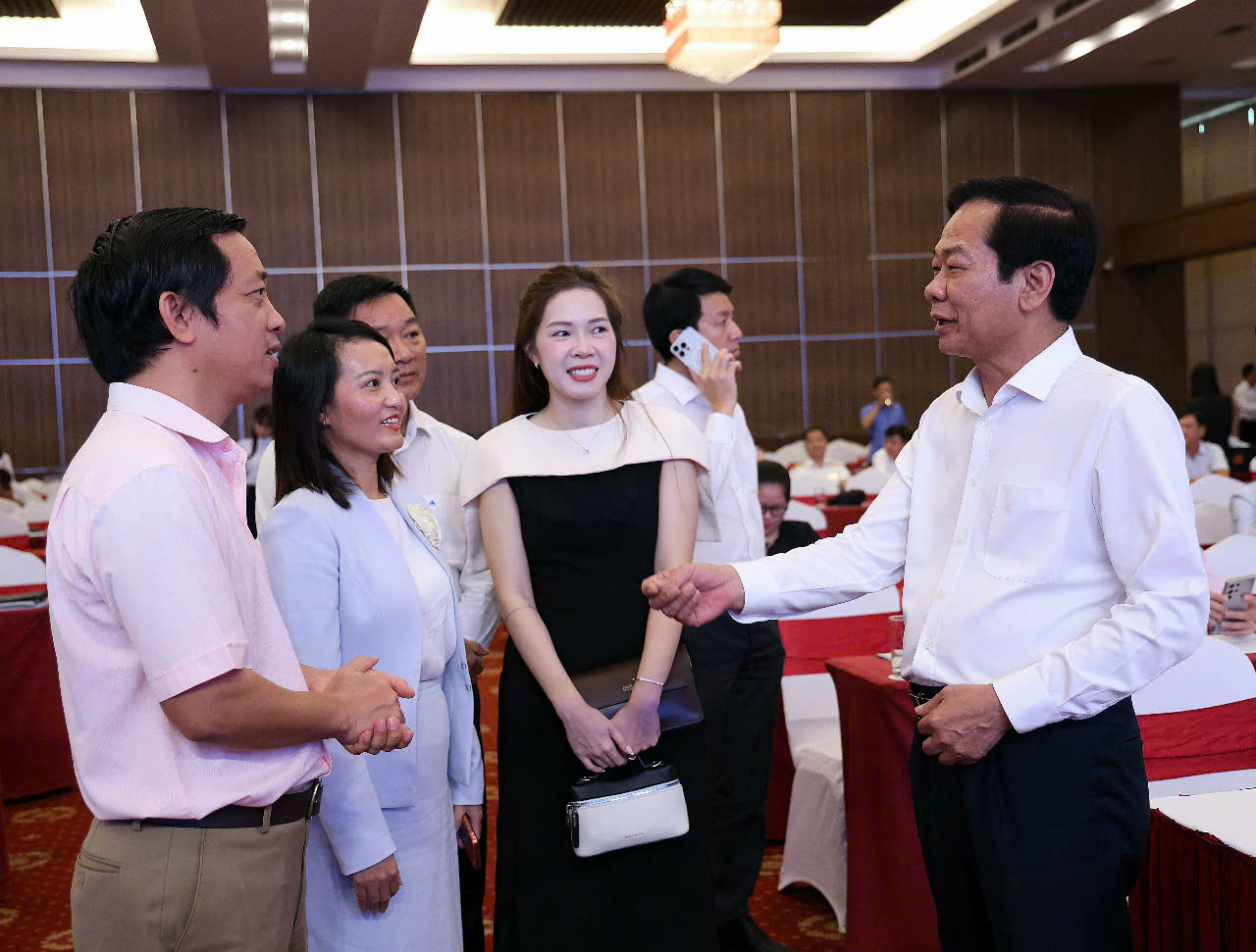 Lãnh đạo TP Cần Thơ trao đổi với các doanh nghiệp... Ảnh: Trung Phạm