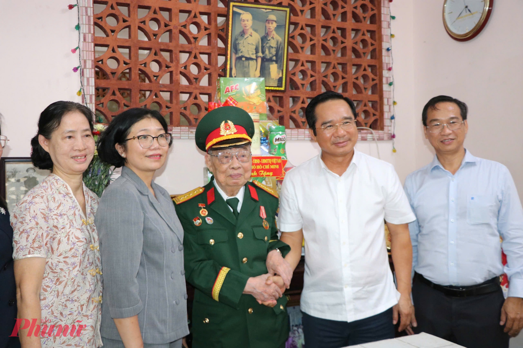 Những phần quà nghĩa tình được lãnh đạo TPHCM trân trọng trao tận tay người có công - Ảnh: Thanh Tâm