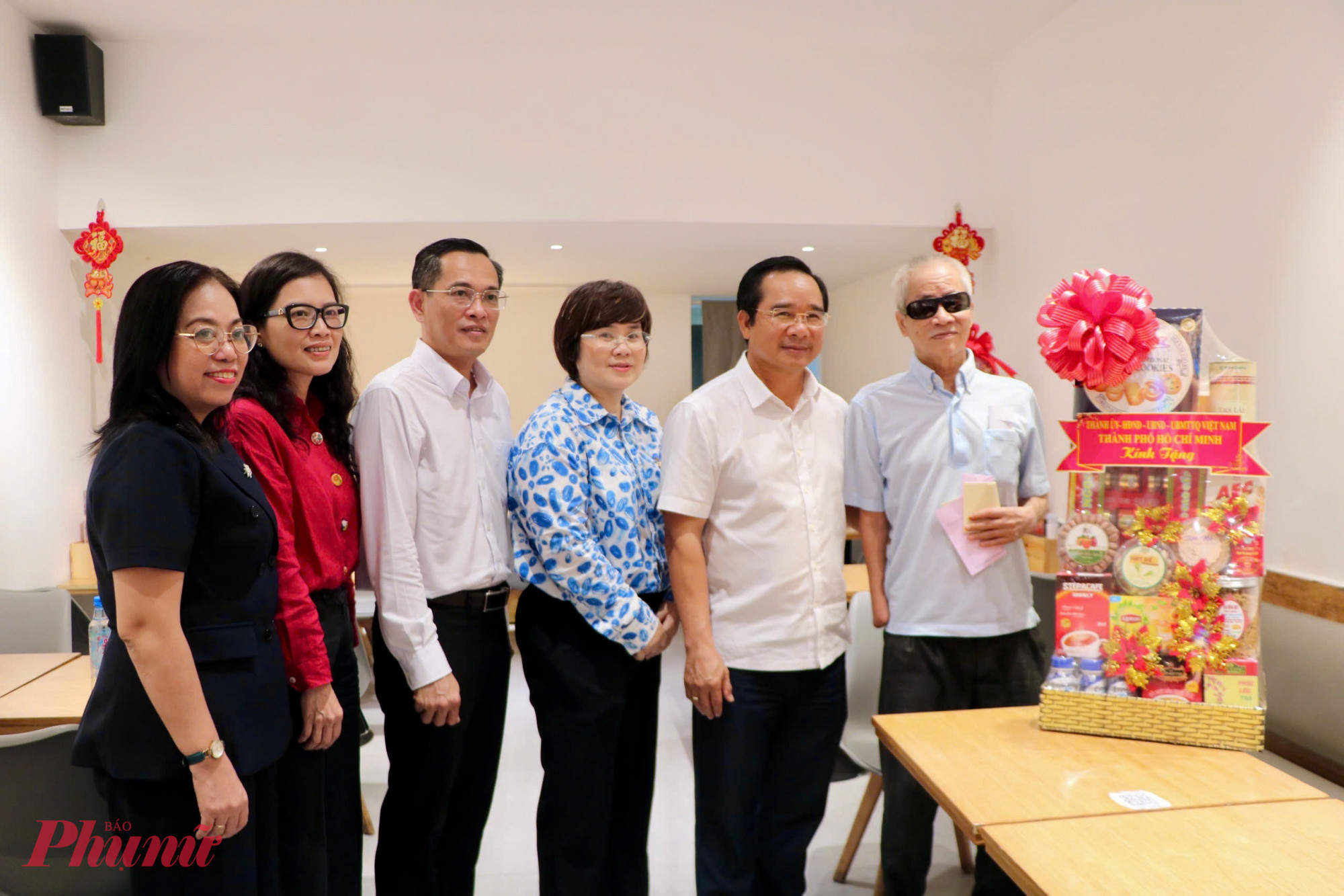 Buổi thăm hỏi diễn ra trong không khí thân tình, thể hiện đạo lý “uống nước nhớ nguồn” của dân tộc - Ảnh: Thanh Tâm