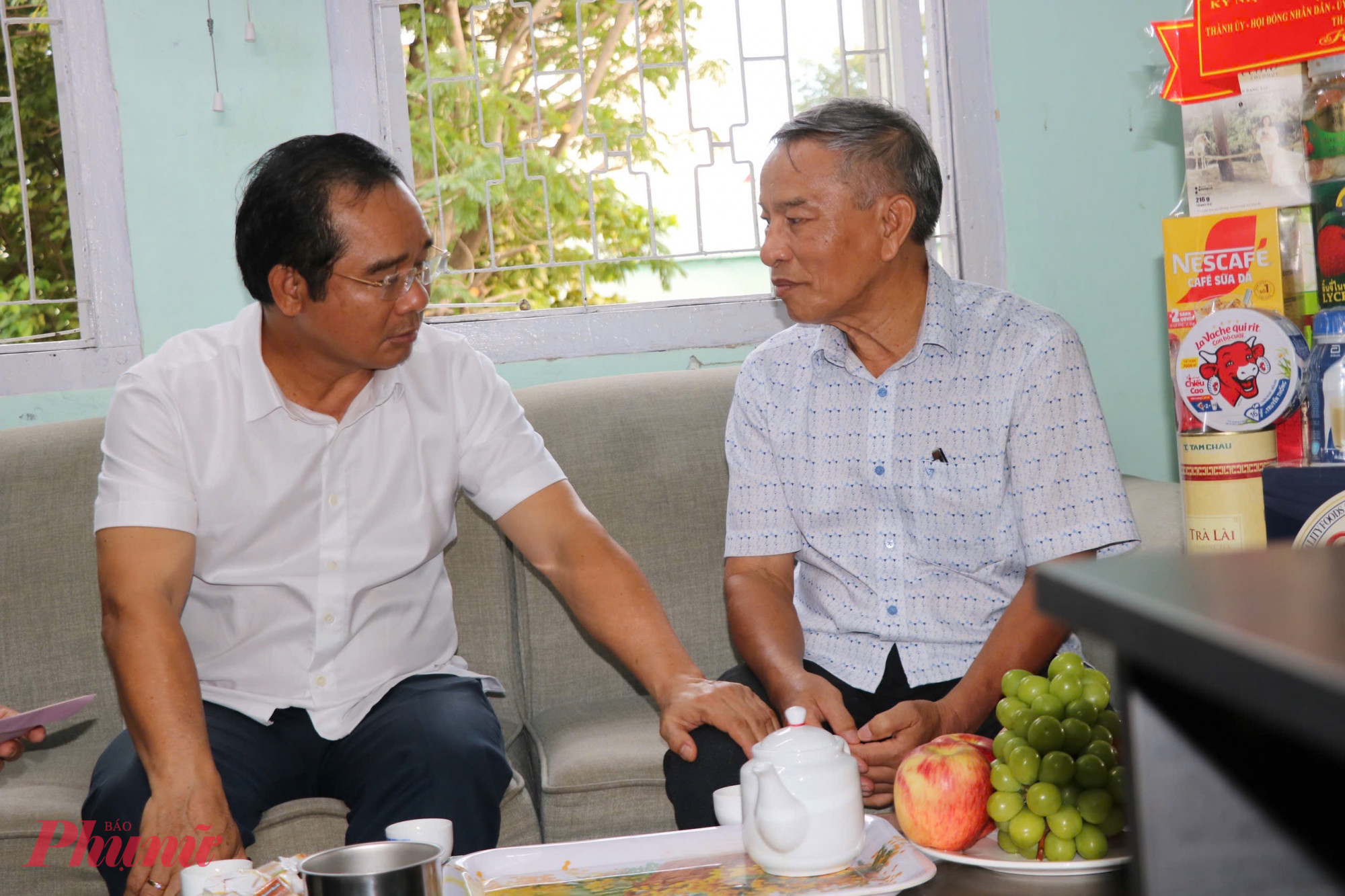 Chủ tịch UBND TPHCM động viên tinh thần cán bộ tiền khởi nghĩa, mong các bác sống vui, sống khỏe - Ảnh: Thanh Tâm